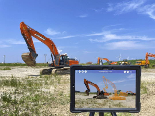 증강현실(AR)을 활용한 디벨론 서비스 지원 어플리케이션 'AR 가이던스' 사용 모습. HD현대인프라코어 제공